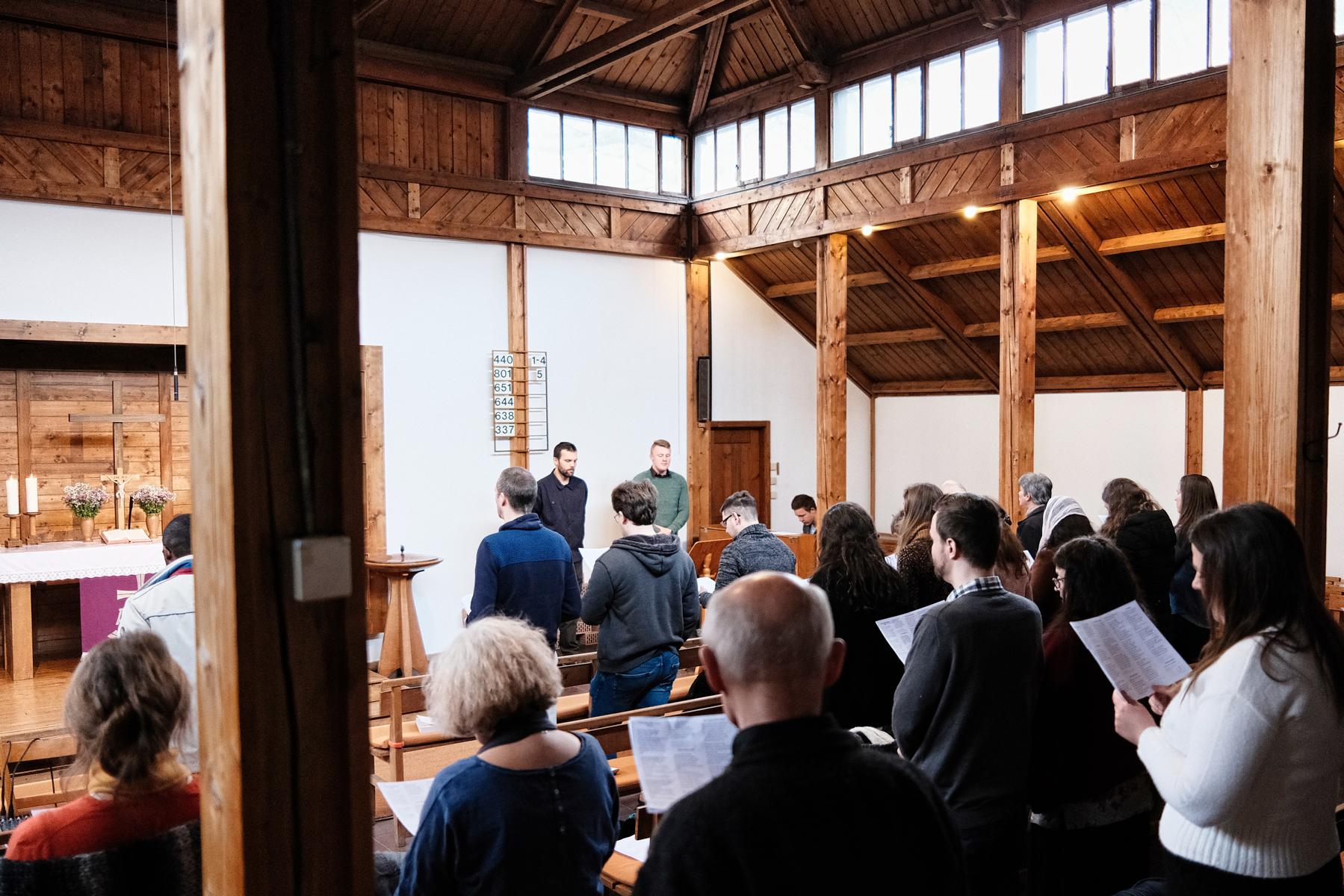 Ein Gottesdienst, Blick von Hinten auf dem Kanzel und Altar.