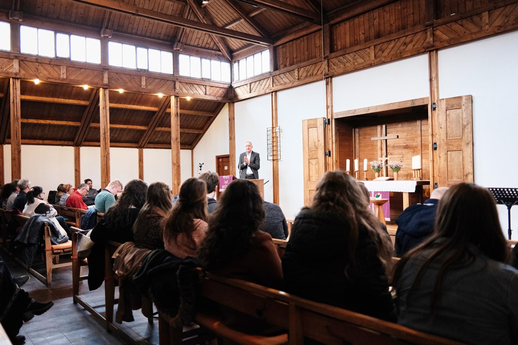 Ein Gottesdienst, Blick von Hinten auf dem Kanzel und Altar.